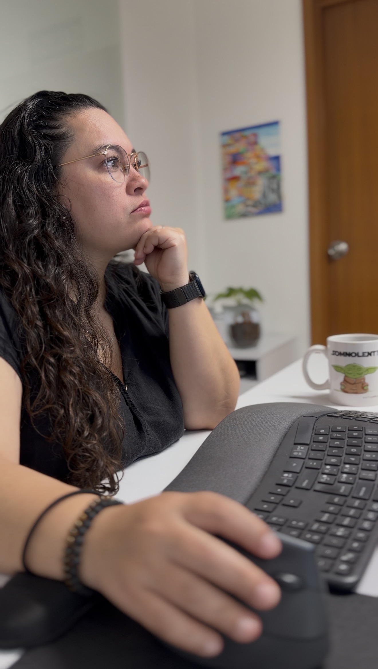 Una mujer contadora trabajando en su computadora