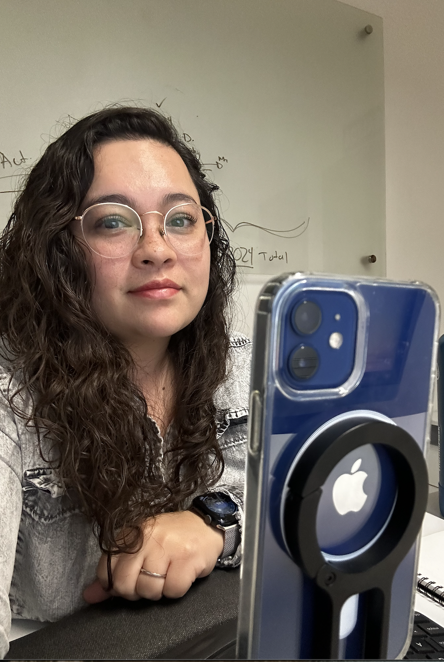 mujer teniendo un zoom tomandose una selfie