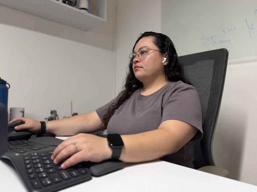 mujer contadora trabajando en su oficina con la computadora