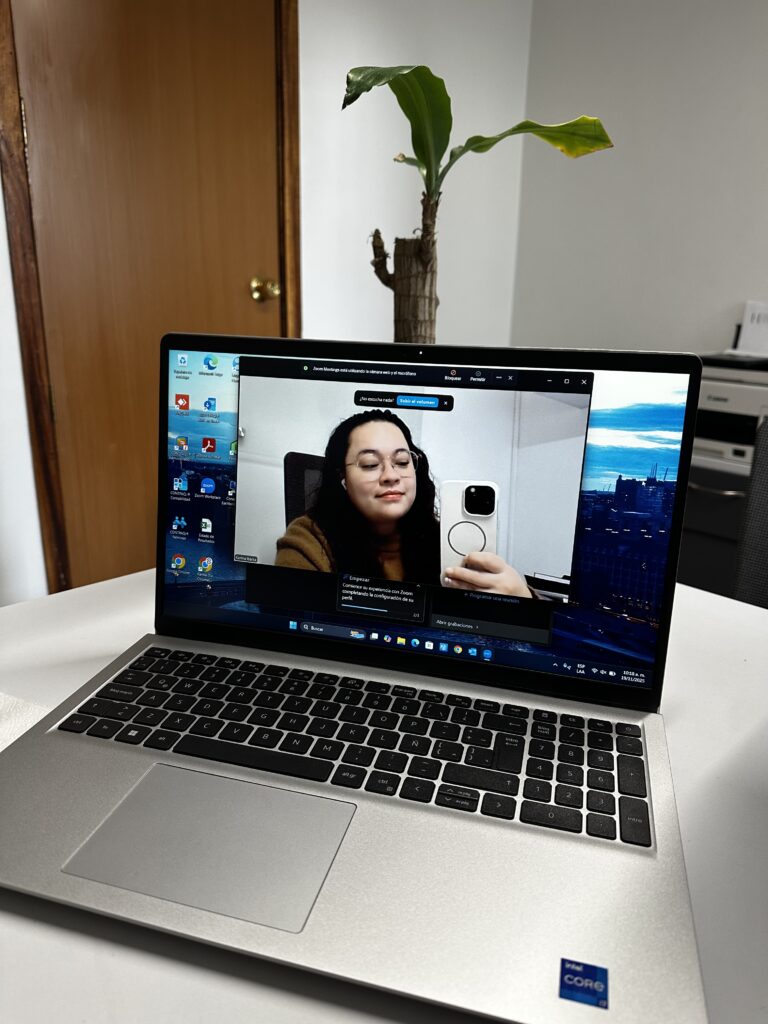 Una mujer apunto de tomar un zoom para atender un cliente de contabilidad